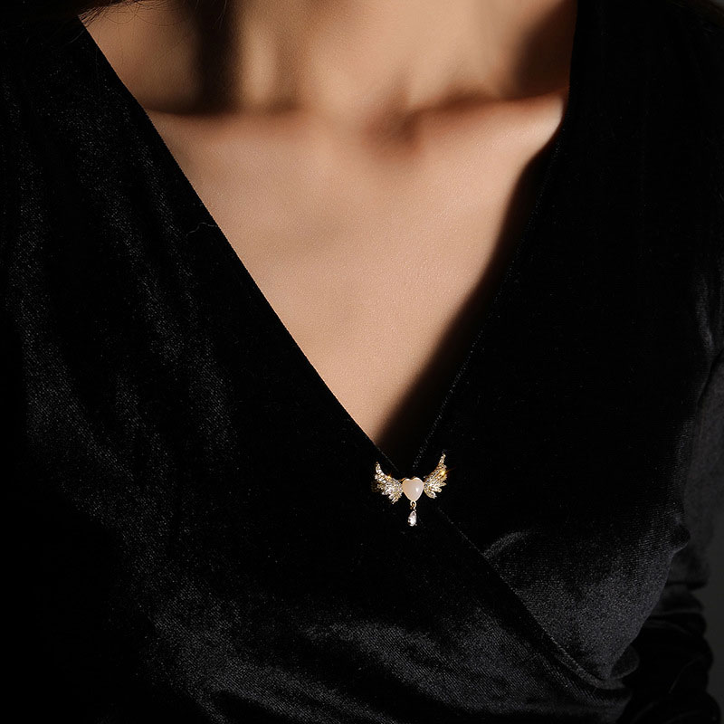 Luxury Design Brooch Pin For Women - Heart Wings