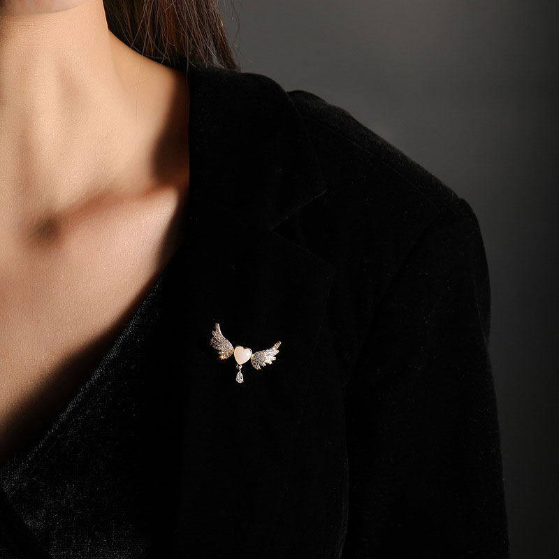 Luxury Design Brooch Pin For Women - Heart Wings