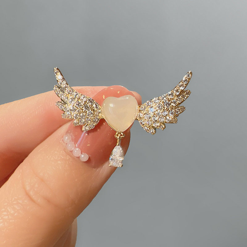 Luxury Design Brooch Pin For Women - Heart Wings