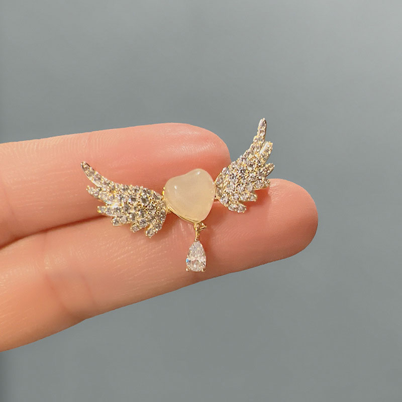 Luxury Design Brooch Pin For Women - Heart Wings