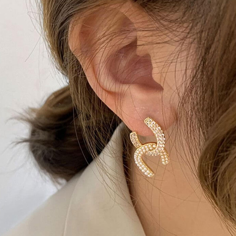 Retro Style Pearl Crystal Studded Earring (301016)