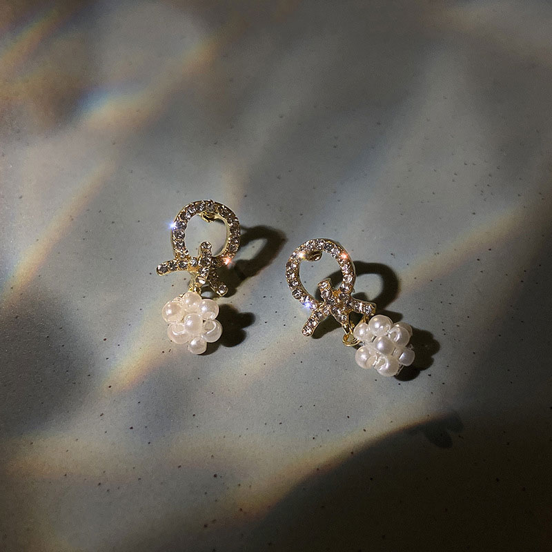 Retro Style Pearl Crystal Studded Earring (301017)